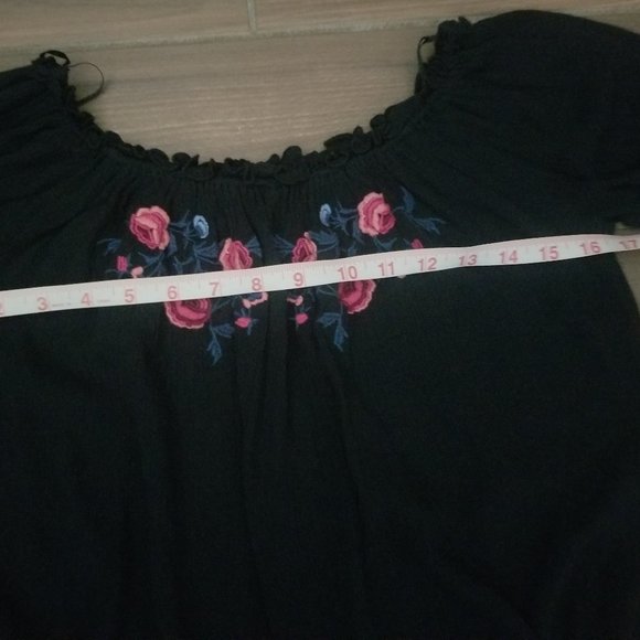 women's HOLLISTER off the shoulder TOP black EMBROIDERED FLOWERS size SMALL - Picture 4 of 8